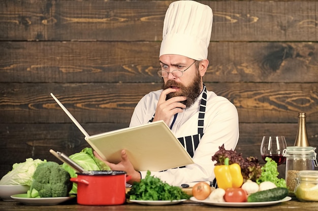 Kontakt: kuchár pri stole